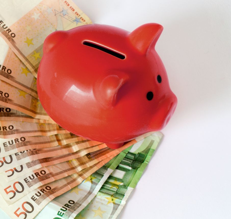 Sparschwein mit vielen Euroscheinen